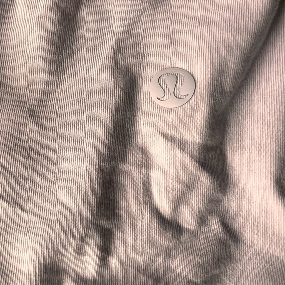 Lululemon pale, purple size medium, excellent condition, T-shirt, V-neck - Picture 6 of 6